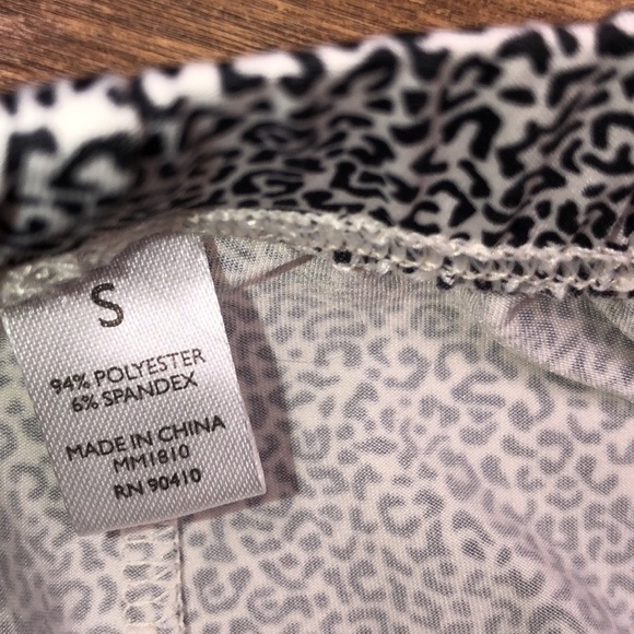 Small cozy leopard print silky night lounge shorts - Picture 3 of 6